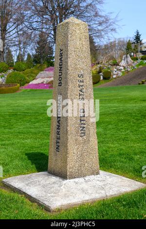 Blaine, WA, USA - 06. April 2022; International Boundary Marker Post zwischen den USA in Blaine und Kanada Stockfoto