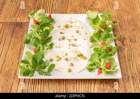 Vitel Toné ist ein typisches Gericht der italienischen Küche aus dem Piemont. Es ist auch sehr beliebt in Argentinien. Stockfoto