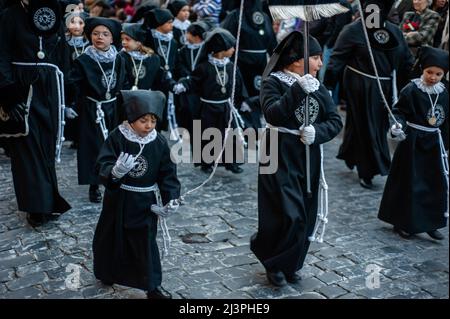 Zaragoza, Spanien. 6. April 2012. Während der Prozession werden die Kinder von einer der "Cofradias" (Bruderschaften) auf den Straßen spazieren gesehen. In Spanien heißt die Karwoche „Semana Santa“ und wird mit unvergleichlicher Pracht und Emotion gefeiert. Es kommt mit religiösen Prozessionen im ganzen Land, die die Straßen mit dem Beat der Trommeln, Blumen und religiösen Skulpturen füllen. (Bild: © Ana Fernandez/SOPA Images via ZUMA Press Wire) Stockfoto