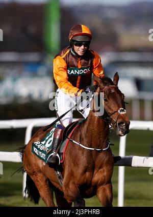 Aintree Racecourse. 9. April 2022. Aintree, Merseyside, England: Grand National Festival, Tag 3: Sam Waley-Cohen auf Noble Yeats überquert die Ziellinie, um den Randox Grand National 2022 zu gewinnen. Kredit: Aktion Plus Sport/Alamy Live Nachrichten Stockfoto