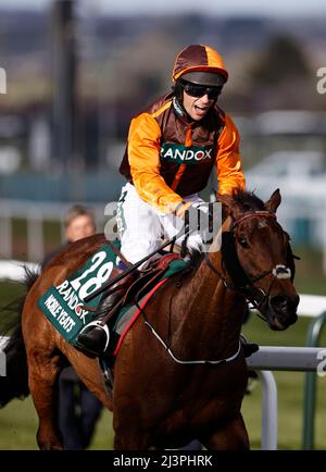 Aintree Racecourse. 9. April 2022. Aintree, Merseyside, England: Grand National Festival, Tag 3: Sam Waley-Cohen auf Noble Yeats überquert die Ziellinie und gewinnt den Randox Grand National 2022. Kredit: Aktion Plus Sport/Alamy Live Nachrichten Stockfoto