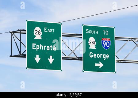 Quincy, WA, USA - 07. April 2022; Washington Sttate Autobahnschilder mit Richtungen und Autobahnnummern für die Route 28 und 281 nach Ephrata und George Stockfoto