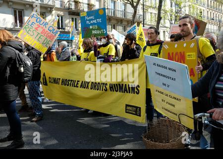 Marche pour le futur entre la Place de la bastille et celle de la république. Antifas et Gilets en tête de cortège les assos et ONG suivent tranquille Stockfoto