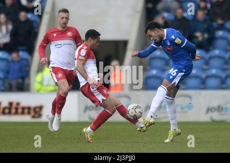 Colchester, Großbritannien. 08. April 2012. Tireik Wright von Colchester United kämpft mit Elliott List of Stevenage - Colchester United gegen Stevenage, Sky Bet League Two, JobServe Community Stadium, Colchester, Großbritannien - 9.. April 2022 nur für redaktionelle Verwendung - es gelten DataCo-Beschränkungen Credit: Matchday Images Limited/Alamy Live News Stockfoto