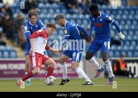 Colchester, Großbritannien. 08. April 2012. Noah Chilvers von Colchester United und Cole Skuse von Colchester United kämpfen mit Arthur Read von Stevenage - Colchester United gegen Stevenage, Sky Bet League Two, JobServe Community Stadium, Colchester, UK - 9.. April 2022 nur für redaktionelle Verwendung - es gelten DataCo-Beschränkungen Credit: Matchday Images Limited/Alamy Live News Stockfoto