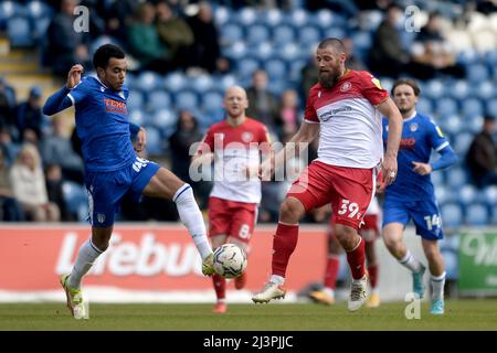 Colchester, Großbritannien. 08. April 2012. Tireik Wright von Colchester United schaut vorbei an Michael Bostwick von Stevenage - Colchester United / Stevenage, Sky Bet League Two, JobServe Community Stadium, Colchester, UK - 9.. April 2022 nur für die redaktionelle Verwendung - es gelten DataCo-Beschränkungen Credit: Matchday Images Limited/Alamy Live News Stockfoto