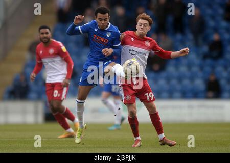 Colchester, Großbritannien. 08. April 2012. Tireik Wright von Colchester United kämpft mit Arthur Read von Stevenage - Colchester United gegen Stevenage, Sky Bet League Two, JobServe Community Stadium, Colchester, UK - 9.. April 2022 nur für redaktionelle Verwendung - es gelten DataCo-Beschränkungen Credit: Matchday Images Limited/Alamy Live News Stockfoto