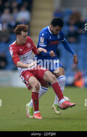 Colchester, Großbritannien. 08. April 2012. Tireik Wright von Colchester United kämpft mit Arthur Read von Stevenage - Colchester United gegen Stevenage, Sky Bet League Two, JobServe Community Stadium, Colchester, UK - 9.. April 2022 nur für redaktionelle Verwendung - es gelten DataCo-Beschränkungen Credit: Matchday Images Limited/Alamy Live News Stockfoto