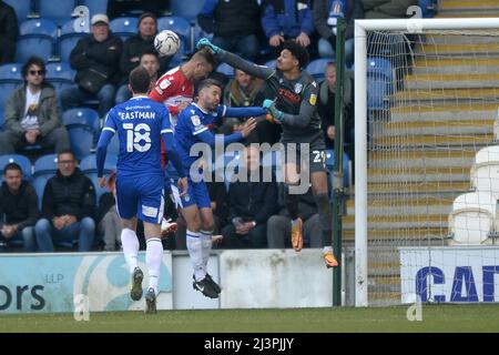 Colchester, Großbritannien. 08. April 2012. Shamal George von Colchester United schlägt den Ball - Colchester United gegen Stevenage, Sky Bet League Two, JobServe Community Stadium, Colchester, UK - 9.. April 2022 nur zur redaktionellen Verwendung - Es gelten DataCo-Beschränkungen Credit: Matchday Images Limited/Alamy Live News Stockfoto