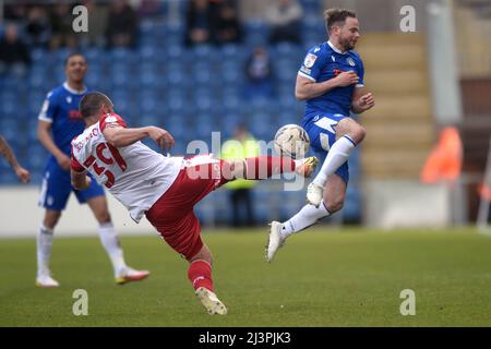 Colchester, Großbritannien. 08. April 2012. Alan Judge von Colchester United kämpft mit Michael Bostwick von Stevenage - Colchester United gegen Stevenage, Sky Bet League Two, JobServe Community Stadium, Colchester, UK - 9.. April 2022 nur für redaktionelle Verwendung - es gelten DataCo-Beschränkungen Credit: Matchday Images Limited/Alamy Live News Stockfoto