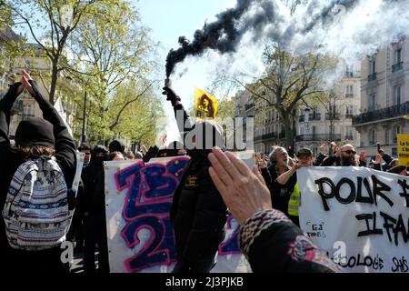 Marche pour le futur entre la Place de la bastille et celle de la république. Antifas et Gilets en tête de cortège les assos et ONG suivent tranquille Stockfoto