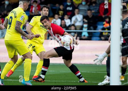 Villarreal, Spanien, 9. April 2022. Villarreal's Alfonso Pedraza (C) während des La Liga-Spiels zwischen Villarreal cf und Athletic Club de Bilbao. Foto von Jose Miguel Fernandez /Alamy Live News ) Stockfoto