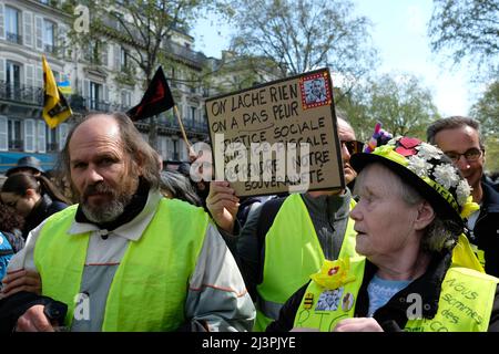 Marche pour le futur entre la Place de la bastille et celle de la république. Antifas et Gilets en tête de cortège les assos et ONG suivent tranquille Stockfoto