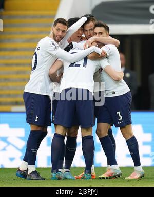 Dejan Kulusevski (Mitte) von Tottenham Hotspur feiert mit seinen Teamkollegen, nachdem sie während des Premier League-Spiels in Villa Park, Birmingham, das zweite Tor ihrer Mannschaft erzielt hatten. Bilddatum: Samstag, 9. April 2022. Stockfoto