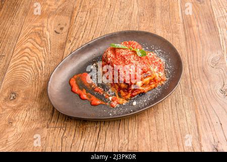 Auberginen Parmigiana, auch bekannt als Auberginen Parmigiana oder einfach Parmigiana, ist ein typisches Gericht aus Sizilien und Süditalien Stockfoto