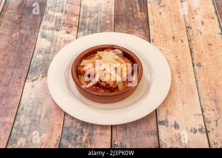 Aubergine Parmigiana oder einfach Parmigiana, ist ein typisches Gericht aus Sizilien und Süditalien. Es ist wie eine Auberginen-Lasagne, mit geriebenem Käse, tomat Stockfoto