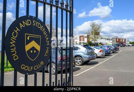 Dulwich, London, Großbritannien: Der Eingang zum Dulwich und Sydenham Hill Golf Club. Tor mit Namen des Golfclubs mit Parkplatz und Clubhaus dahinter. Stockfoto