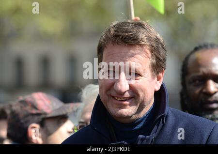 Marche pour le futur entre la Place de la bastille et celle de la république. Antifas et Gilets en tête de cortège les assos et ONG suivent tranquille Stockfoto