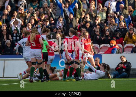 Gloucester, Großbritannien. 09. April 2022. Emily Scarratt (13 England) hat beim TikTok Womens Six Nations-Spiel zwischen England und Wales im Kingsholm Stadium in Gloucester, England, einen Versuch gemacht. Marcelo Poletto/SPP Credit: SPP Sport Press Photo. /Alamy Live News Stockfoto