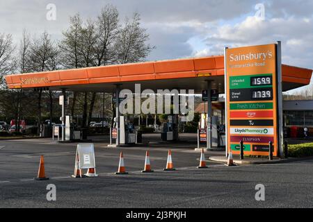 Bristol, Großbritannien. 9.. April 2022. Die Sainsbury’s Tankstelle an der Winterstoke Road in Bristol hat keinen Kraftstoff mehr und ist mit Kegeln und einem Schild, das den Eingang blockiert, geschlossen. Bildnachweis: Graham Hunt/Alamy Live News Stockfoto