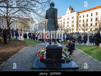 Prag, Tschechische Republik. 09. April 2022. Am 9. April 2022 fand am Denkmal des ukrainischen Dichters Taras Schewtschenko (1814-1841) auf dem Kinsky-Platz in Prag, Tschechische Rrepublikum, ein Treffen der Frömmigkeit statt, das den Opfern der russischen Aggression aus Bucha und anderen ukrainischen Städten gewidmet war. Kredit: Michaela Rihova/CTK Foto/Alamy Live Nachrichten Stockfoto