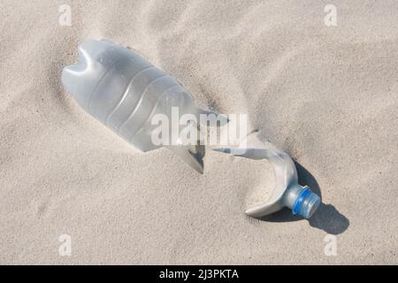 Plastikmüll am Strand, Plastikflsche Stockfoto