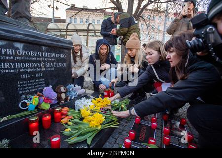 Prag, Tschechische Republik. 09. April 2022. Am 9. April 2022 fand am Denkmal des ukrainischen Dichters Taras Schewtschenko (1814-1841) auf dem Kinsky-Platz in Prag, Tschechische Rrepublikum, ein Treffen der Frömmigkeit statt, das den Opfern der russischen Aggression aus Bucha und anderen ukrainischen Städten gewidmet war. Kredit: Michaela Rihova/CTK Foto/Alamy Live Nachrichten Stockfoto