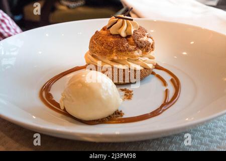 CHICAGO, ILLINOIS, USA - 11. DEZ 2015: Süßes Dessert in einem mit einem Michelin-Stern ausgezeichneten Restaurant in einem Luxushotel an der Michigan Avenue Stockfoto