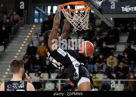 BLM Group Arena, Trient, Italien, 09. April 2022, Dunk of Jordan Caroline - Aquila Basket Dolomiti Trentino Energia während der Dolomiti Energia Trentino vs Happy Casa Brindisi - Italienischer Basketball A Serie Championship Stockfoto