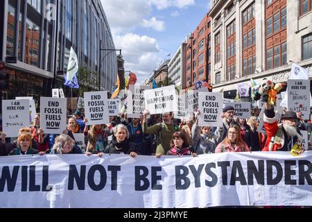 London, Großbritannien. 9.. April 2022. Demonstranten in der Oxford Street. Tausende von Rebellion-Demonstranten marschierten durch das Zentrum von London und blockierten die Straßen und forderten die Regierung auf, fossile Brennstoffe zu beenden und gegen den Klimawandel zu handeln. Kredit: Vuk Valcic/Alamy Live Nachrichten. Stockfoto