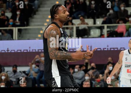 Trient, Italien. 09. April 2022. Esultation of Jordan Caroline - Aquila Basket Dolomiti Trentino Energia während Dolomiti Energia Trentino vs Happy Casa Brindisi, Italienischer Basketball Eine Serie Championship in Trient, Italien, April 09 2022 Credit: Independent Photo Agency/Alamy Live News Stockfoto