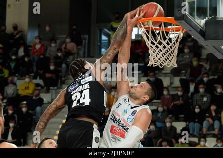 Trient, Italien. 09. April 2022. Dunk of Jordan Caroline - Aquila Basket Dolomiti Trentino Energia während Dolomiti Energia Trentino vs Happy Casa Brindisi, Italienischer Basketball A Serie Championship in Trient, Italien, April 09 2022 Quelle: Independent Photo Agency/Alamy Live News Stockfoto