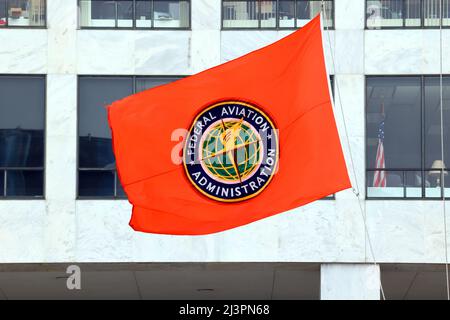 Die Flagge der Federal Aviation Administration, die vor dem Orville Wright Federal Building, 800 Independence Ave SW, Washington DC, fliegt. Stockfoto