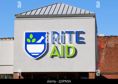 Das Rite Aid-Logo in einer Drogeriehandlung in Philadelphia mit einer Ziegelwand und einem sonnigen blauen Himmel im Hintergrund Stockfoto