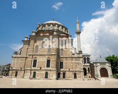 Laleli Moschee auch eine Tulip Moschee bekannt. Außenaufnahme der Laleli Moschee, einer osmanischen kaiserlichen Moschee aus dem 18. Jahrhundert in Laleli, Fatih, Istanbul, TU Stockfoto