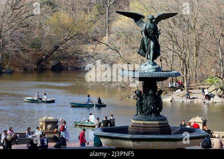 Touristen am Bethesda-Brunnen, im Ramble und in Ruderbooten auf dem See im Central Park, New York, NY. April 2022. Skulptur Engel der Gewässer Stockfoto