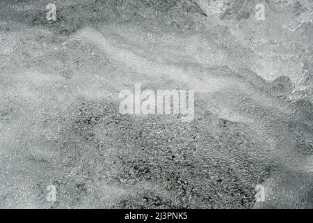 Blasen im schnellen Wasserstrahl Stockfoto
