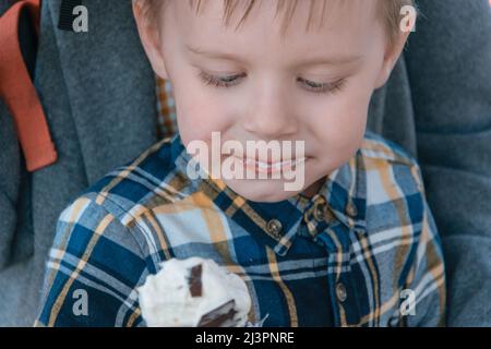 Ein kleiner Junge isst Eis. Stockfoto