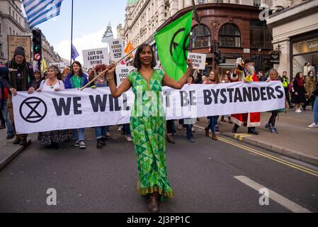 Oxford Street, London, Großbritannien. 9. April 2022. Die Demonstranten des Extinction Rebellion versammeln sich in London im Vorfeld einer Phase ziviler Widerstandsmaßnahmen, die in der Stadt und darüber hinaus zu Störungen führen könnten, um gegen angebliche Ursachen des Klimawandels zu protestieren. Sie haben sich hingesetzt, die Oxford Street blockiert und die Regent Street heruntermarschiert. Stockfoto