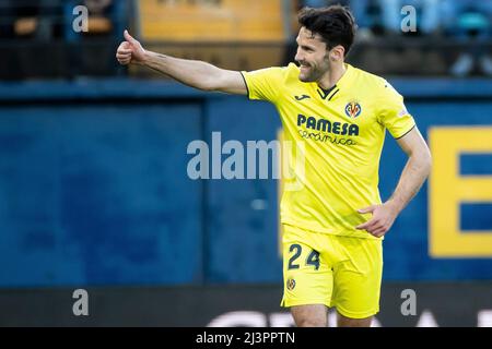 Villarreal, Spanien, 9. April 2022. Villarreals Alfonso Pedraza feiert, nachdem er im La Liga-Spiel zwischen Villarreal cf und Athletic Club de Bilbao das Tor von 1-1 erzielt hat. Foto von Jose Miguel Fernandez /Alamy Live News ) Stockfoto