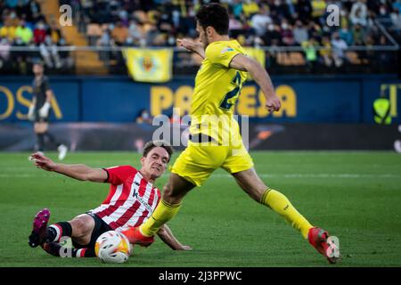 Villarreal, Spanien, 9. April 2022. Alexander Petxarroman Eizagirre vom Athletic Club de Bilbao (L) und Alfonso Pedraza von Villarreal während des La Liga-Spiels zwischen Villarreal cf und Athletic Club de Bilbao. Foto von Jose Miguel Fernandez /Alamy Live News ) Stockfoto