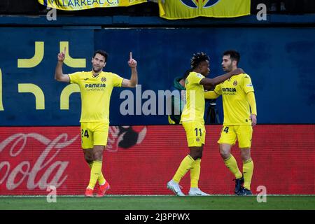 Villarreal, Spanien, 9. April 2022. Villarreals Alfonso Pedraza (L) feiert, nachdem er mit seinem Teamkollegen beim Spiel in der La Liga zwischen Villarreal cf und Athletic Club de Bilbao das 1-1-Tor erzielt hat. Foto von Jose Miguel Fernandez /Alamy Live News ) Stockfoto