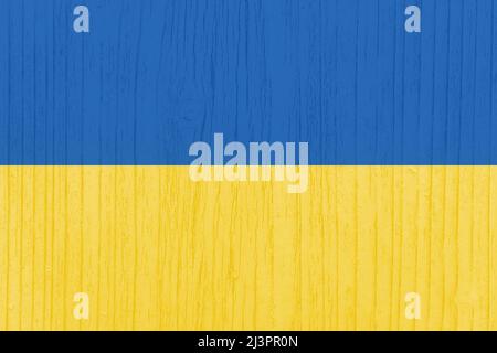 Die nationale gelbe und blaue Flagge der Ukraine ist auf einer schönen strukturierten Holzoberfläche gemalt. Symbol des Landes. Speicherplatz kopieren. Stockfoto