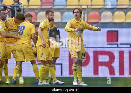 Frosinone, Italien. 09. April 2022. FROSINONE, ITALIEN - 9. März : Alessio Zerbin (24) von Frosinone feiert mit seinen Teamkollegen nach dem Tor während des Fußballmatches zwischen Frosinone und Cremonese im Stadio Benito Stirpe am 9. März 2022 in Frosinone Italien Kredit: Unabhängige Fotoagentur/Alamy Live News Stockfoto