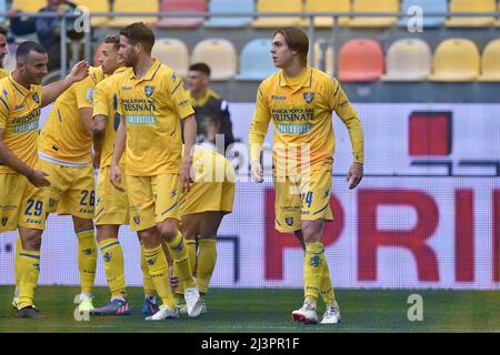 Frosinone, Italien. 09. April 2022. FROSINONE, ITALIEN - 9. März : Alessio Zerbin (24) von Frosinone feiert mit seinen Teamkollegen nach dem Tor während des Fußballmatches zwischen Frosinone und Cremonese im Stadio Benito Stirpe am 9. März 2022 in Frosinone Italien Kredit: Unabhängige Fotoagentur/Alamy Live News Stockfoto