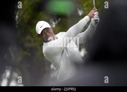 Augusta, Usa. 09. April 2022. Tiger Woods trifft am dritten Tag des Masters-Golfturniers im Augusta National Golf Club in Augusta, Georgia, am Samstag, dem 9. April 2022, seinen Abschlag auf das 4.-Loch. Foto von Bob Strong/UPI Credit: UPI/Alamy Live News Stockfoto