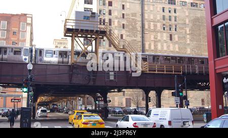 CHICAGO, ILLINOIS, USA - 11. DEZ 2015: Berühmter Hochzug Chicago Loop über den Straßen von Chicago Stockfoto