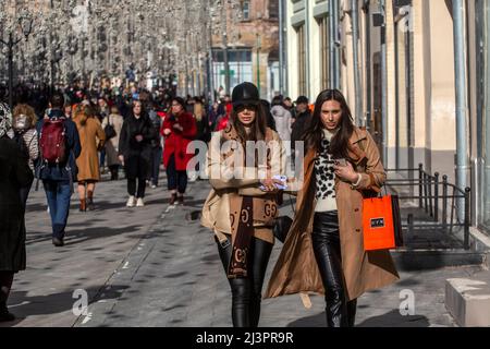 Moskau, Russland. 9.. April 2022. Die Menschen gehen auf der Nikolskaja Straße im Zentrum der Stadt Moskau am sonnigen Frühlingstag, Russland Stockfoto