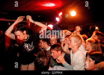 Eine Band während eines Hardcore-Konzerts in einem Nachtclub im Folkets Park, Motala, Schweden. Stockfoto