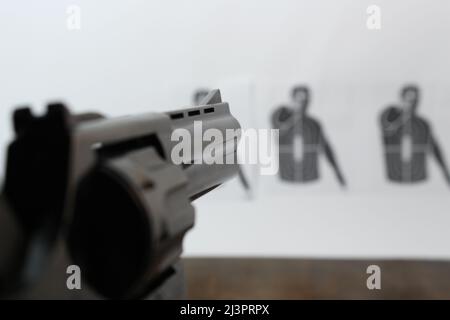 Der Revolver ist am Target Shooting. Ein Terrorist ist auf dem Ziel dargestellt. Stockfoto